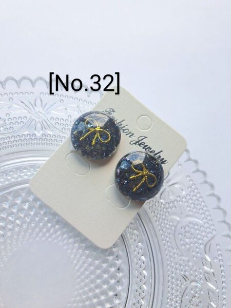 32.ハンドメイドピアス/イヤリング さざれ石 レジン リボン ゴールド