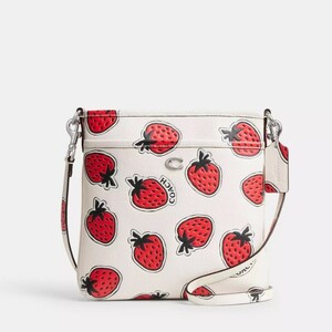 2024春夏新作(*^^*)【直営モデル】COACH Kitt Messenger Crossbody Bag With Strawberry Print ショルダーバッグ CT875 本物をお届け☆