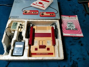 四角ボタン ファミリーコンピューター 任天堂 Nintendo FC FAMILY COMPUTER　本体動作品 四角ボタン箱、説明書付き