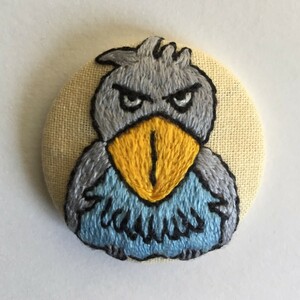 刺繍 くるみボタン ブローチ バッジ バッチ ハンドメイド ハシビロコウ お座り