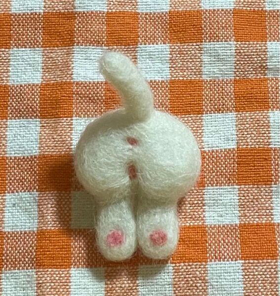 羊毛フェルト白猫ちゃんのおしり