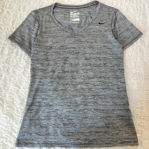 ナイキ　NIKE　ドライフィット　レディース　半袖ロゴTシャツM　グレー トレーニングウェア　スポーツウェア　吸水速乾涼感女子