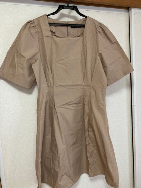 ワンピース shein ベージュ 半袖 スクエアネック