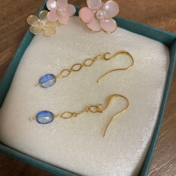 カイヤナイトのロングアシメントリーピアス(イヤリング) ハンドメイド K16GP