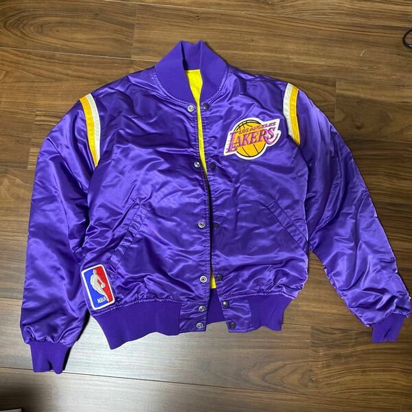 レイカーズ　Lakers スタジャン　スタジアムジャケット ブルゾン スタジアムジャケット ワッペン　古着　古着屋　スポーツウェア