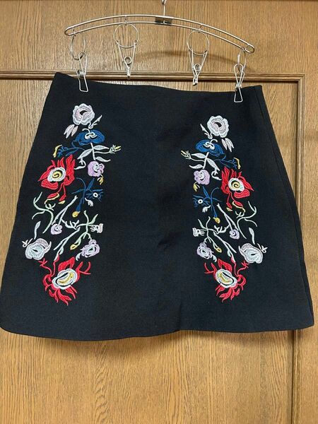 ミニタイトスカート　刺繍　GRL