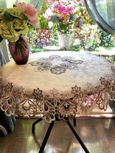 ジャガード織りの模様　テーブルクロス85ｃｍ　円形　テーブルコーディネート　センターと周りは総レース刺繍