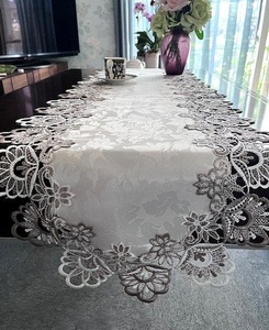 ジャガード織りの模様　テーブルセンター40X180ｃｍ　テーブルコーディネート　周りは総レース刺繍