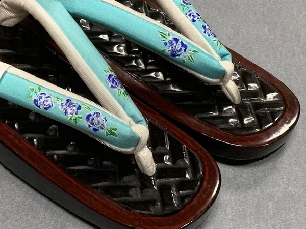 送料無料 新柄 かっこいい!★鎌倉彫のオシャレな桐下駄【日本製/総彫アジロ/京友禅手描き花織】