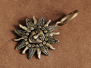 真鍮 チャーム（太陽 小）ペルー 雑貨 南米 インカ帝国 ブラス トゥミ 古代 神話 ペンダント ネックレス キーホルダー お土産
