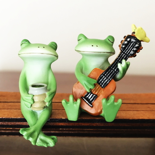 コポー アコースティックギターとカエル ＆お茶で一服するカエル 