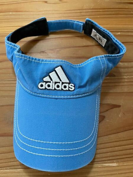 送料込み!adidas ゴルフサンバイザー 水色 ブルー アディダス サンバイザー GOLF ゴルフウェア 帽子 57-59センチ
