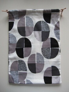 大きな巾着袋　幾何学模様　楕円　黒、グレー、モカ　オフホワイト地　ひも＝薄茶　Ａ４