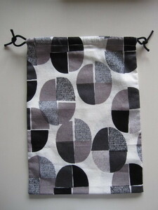 大きな巾着袋　幾何学模様　楕円　黒、グレー、モカ　オフホワイト地　ひも＝黒　Ａ４