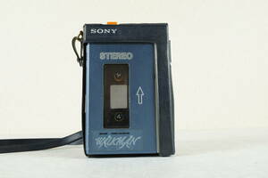 SONY:WALKMAN:TPS-L2: first generation Walkman : late model : case attaching 