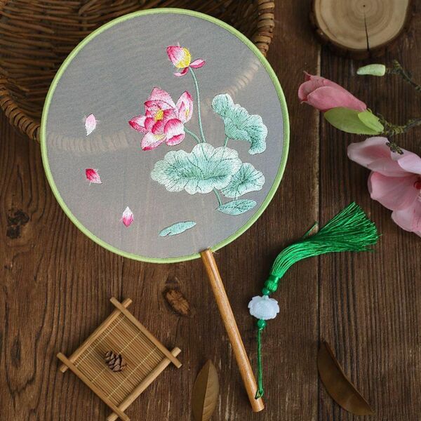 うちわ 両面刺繍 上品 花柄 透け感 団扇 和装浴衣 花火大会 写真撮影 ハス