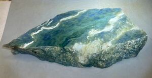 インドネシア　スマトラ島　アチェ産巨石天然ネフライト原石1384g2面カット磨き無し［JADE］