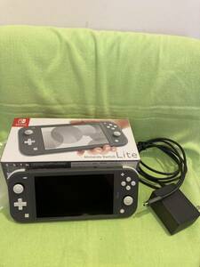任天堂　スイッチ　ライト　Nintendo switch Lite 本体　SDカード３２G付属 本体初期化済み　充電ケーブル　箱付き