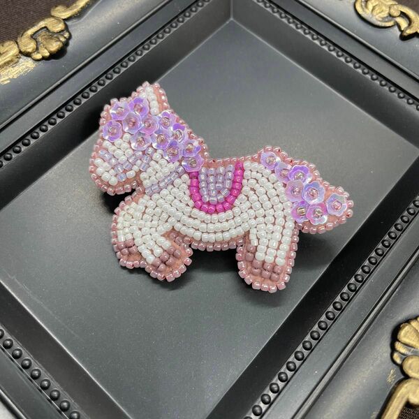 メルヘンなお馬さん ビーズ刺繍ブローチ