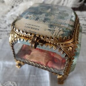 Grace アンティーク フランス 1920-1930年頃 ルルドの泉の絵入り(真珠母貝の薄板装飾) ガラスと金属のジュエリー・ボックス(ヴィトリン)