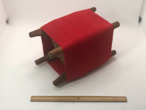 赤色糸付きレトロ古民具『木製 糸巻き 木枠 糸車 』中古1個