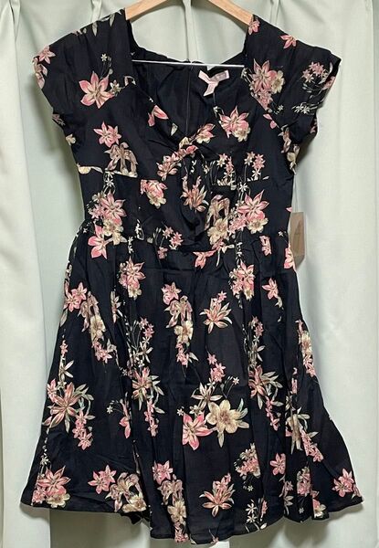 【新品タグ付き未使用】Forever21 夏用ワンピース 花柄 ブラック