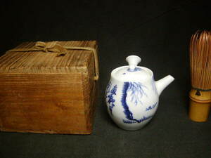  the first soup rice field talent . direct go in autograph bamboo . character blue and white ceramics small teapot road . work less scratch . tea utensils old house warehouse . old small teapot 