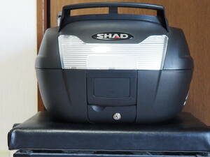  SHADのバイク リアボックス ハードケース SH40 CARGO 無塗装ブラック雨天走行無し・走行少なめの良品ですがシール貼付け有