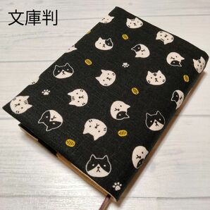猫と小判　ブラック　ブックカバー　ハンドメイド　文庫判