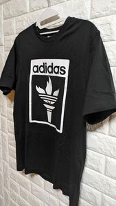 アディダス　adidas　Tシャツ メンズ　ブラック　ビッグロゴ　変わったロゴ　プリント