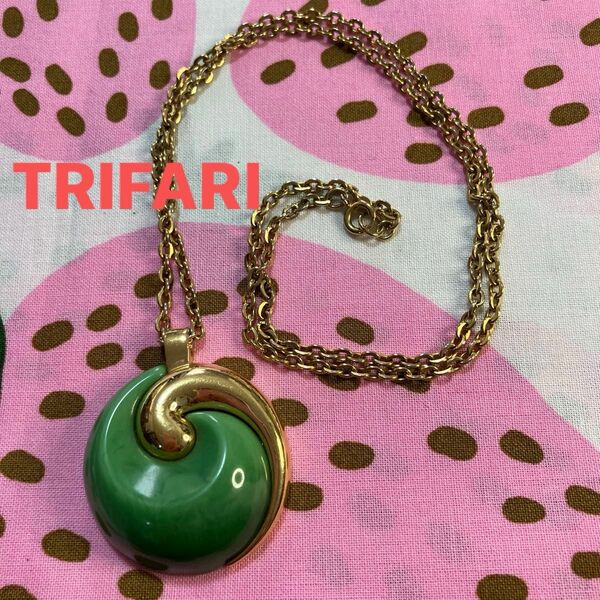 TRIFARI/トリファリ　ネックレス　鮮やかなグリーン　ゴールド色　刻印あり　ロングチェーン　新緑　オシャレ　ワンポイント