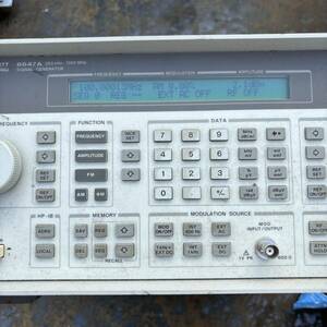 HEWLETT PACKARD 8647A 250kHz〜1000MHz シグナルジェネレーター ジャンク品　送料無料　通電確認済み　オシロスコープ　1スタ　