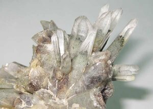 日本の鉱物　長野県甲武信鉱山の緑水晶クラスター/小粒マリモ入結晶　約８９ｇ