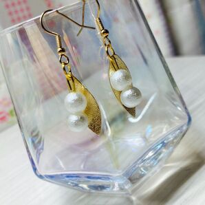 リーフ 葉っぱ 小さい 小さな 小さめ パール 連結 シンプル ピアス イヤリング ハンドメイド
