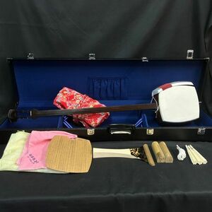DEc053D16 shamisen жесткий чехол имеется средний . орудия и материалы традиционные японские музыкальные инструменты корпус . криптомерия гравюра панцирь черепахи панцирь черепахи палочки 