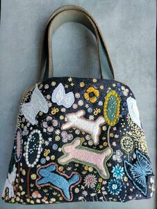 ハンドメイド　バッグ　刺繍　ウサギ　蝶々　花 畑　flower　ミナペルホネン　デニム　個性的　デザイン　一点もの　アート