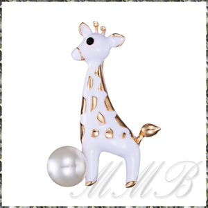 [BROOCH] White Enamel Giraffe ホワイト エナメル 彩色 かわいい 白色 の キリン ゴールド パール 4.5cm ブローチ