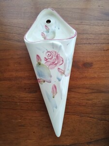 未使用　Many　マニー　壁掛け花瓶　バラ　小物入れ　花柄　クレープ型　日本製　変形花器　フラワーベース　陶器　薄型　ローズ　薔薇雑貨