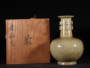◆御泓軒◆『唐・古陶磁器・秘色青瓷刻花瓶・時代木箱付き』極細工・古賞物・中国古玩・中国古美術
