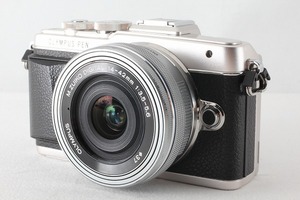 ◆超極上美品◆オリンパス OLYMPUS PEN Lite E-PL7 14-42mm EZ レンズキット シルバー 僅か2958ショット ストラップ付◇ME44799