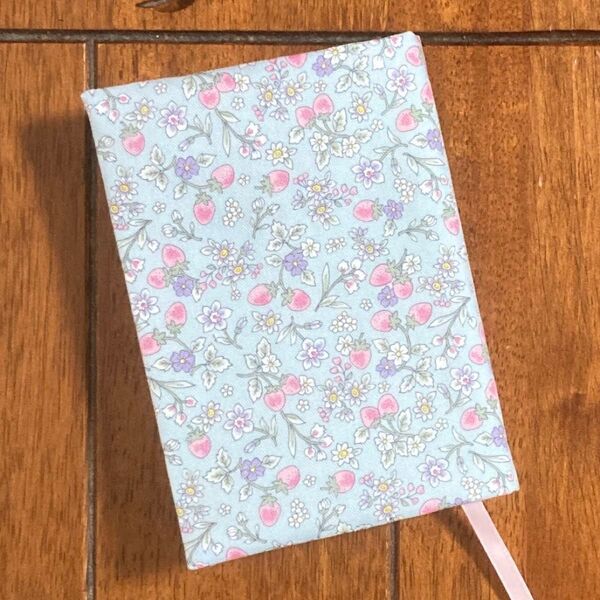 文庫本用 いちご小花柄ブックカバー☆ハンドメイド
