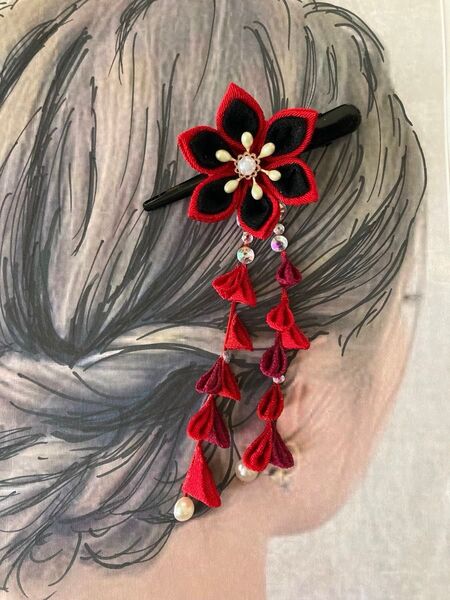 つまみ細工髪飾り 卒業式 和装小物 浴衣にも ヘアアクセサリー ヘアクリップ仕上げ キリッとした赤が髪によく映えます