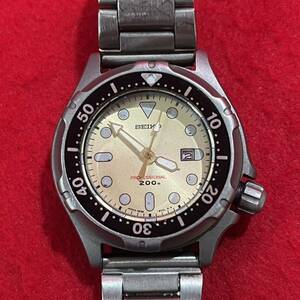 ヴィンテージ SEIKO PROFESSIONAL 200m セイコー プロフェッショナル 稼働品 050023 メンズ クォーツ ダイバーズ チタン 腕時計 (06026T