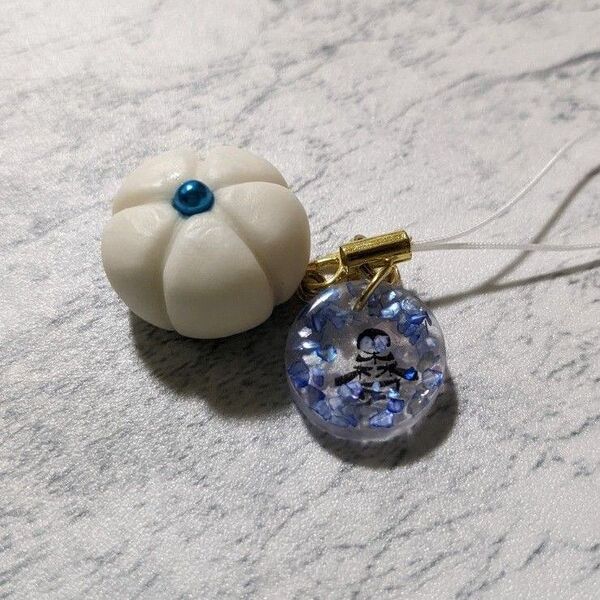 和菓子風チャーム 白×青 ハンドメイド 小森うた