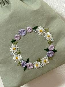 ☆ハンドメイド　お花の手刺繍　かわいい巾着　カモミール＆バラ　薔薇　さわやかグリーン　紫　ギフト　コットンリネン　ボタニカル☆