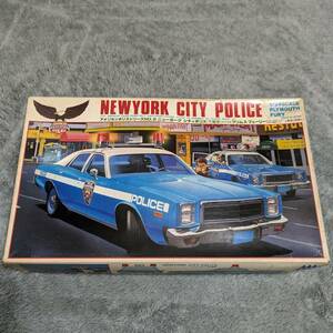  out of print [ old yo- Dell ]1/24 plymouth Fury New York City Police patrol car initial model motor laiz decal NG unopened box tsu blur large 