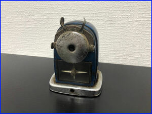 [ Showa Retro ] that time thing ELM manually operated pencil sharpener [8000D] blue hand turning .... shaving antique Vintage 