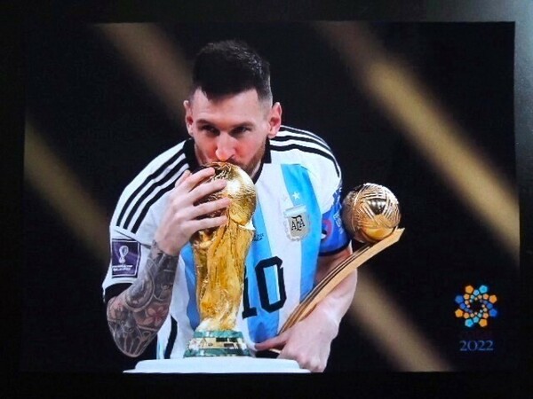 A4 額付き ポスター メッシ Lionel Messi アルゼンチン 代表 カタール 大会 サッカー ワールドカップ 優勝 トロフィー