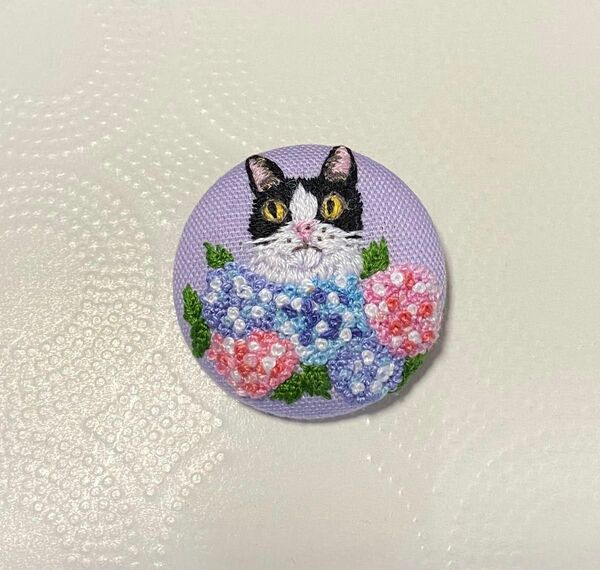 猫　アジサイ　刺繍ブローチ　ハンドメイド