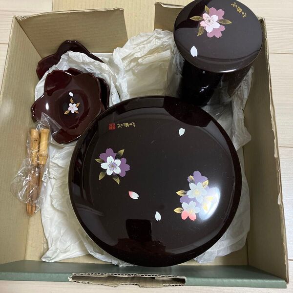 宇野千代 漆器宇野千代/おとめ桜 茶菓セット (盆 菓子器 皿5 茶筒) 4923112